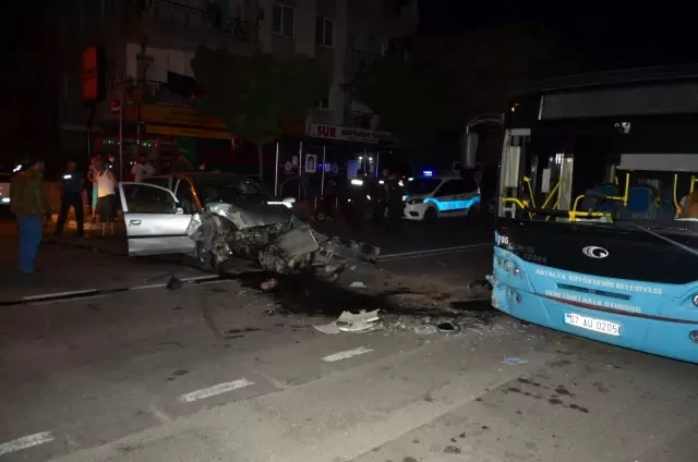 Park halindeki halk otobüsüne çarpan aracın sürücüsü yaralandı