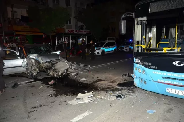 Park halindeki halk otobüsüne çarpan aracın sürücüsü yaralandı