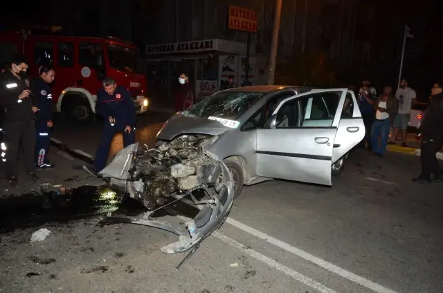 Park halindeki halk otobüsüne çarpan aracın sürücüsü yaralandı