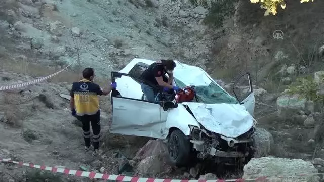 Şarampole devrilen otomobildeki 1 kişi öldü, 1 kişi yaralandı