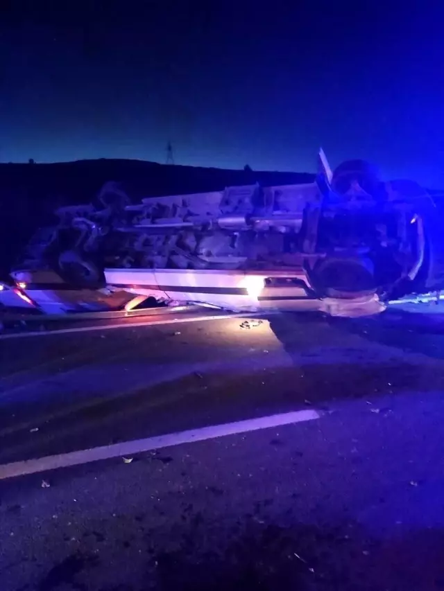 (Tekrar) Kız istemeye gidenleri taşıyan minibüs devrildi: 15 yaralı