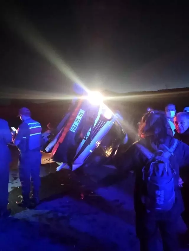 (Tekrar) Kız istemeye gidenleri taşıyan minibüs devrildi: 15 yaralı