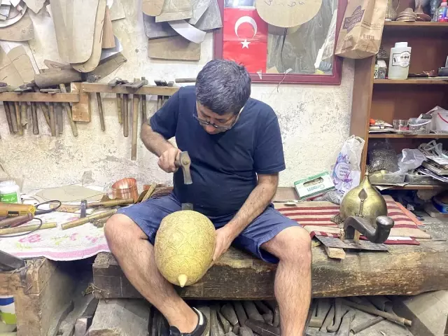 Tombak sanatını 3 kuşaktır yaşatıyorlar