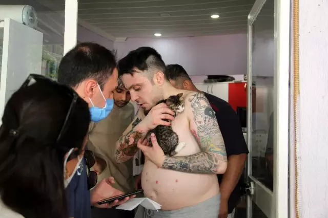 Yaşadığı ev küle döndü, yarasının acısını unutup kurtarılan kedisine sarılarak teselli buldu