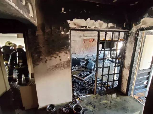 Yaşadığı ev küle döndü, yarasının acısını unutup kurtarılan kedisine sarılarak teselli buldu