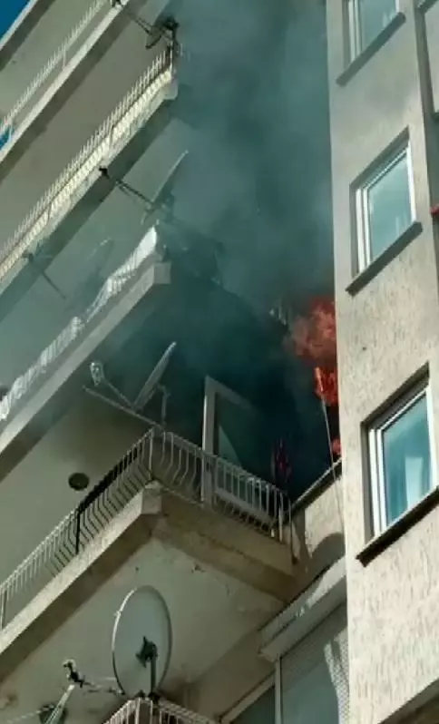 Yaşadığı ev küle döndü, yarasının acısını unutup kurtarılan kedisine sarılarak teselli buldu
