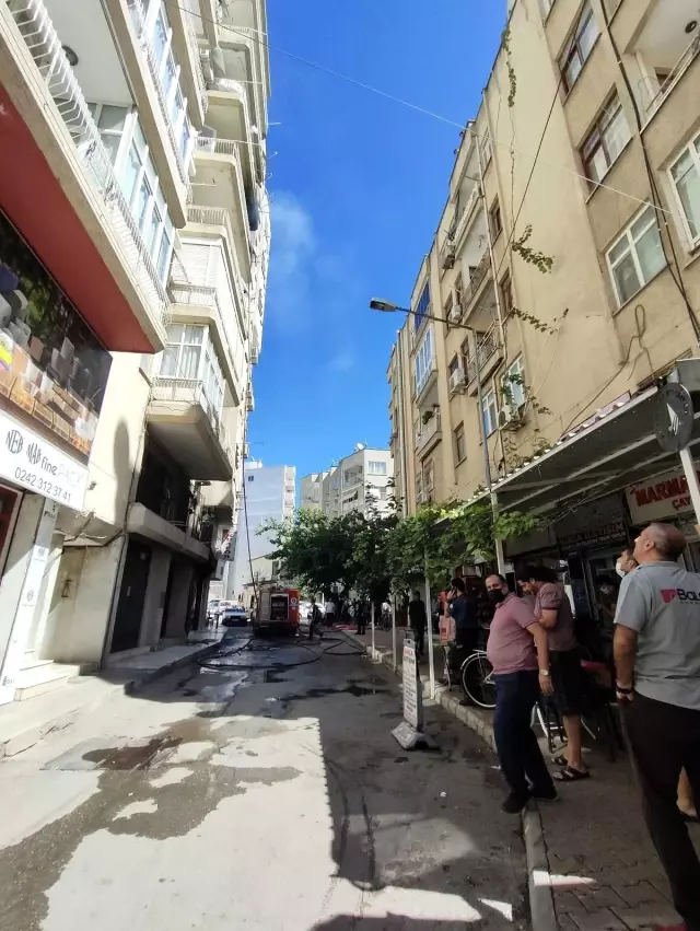 Yaşadığı ev küle döndü, yarasının acısını unutup kurtarılan kedisine sarılarak teselli buldu