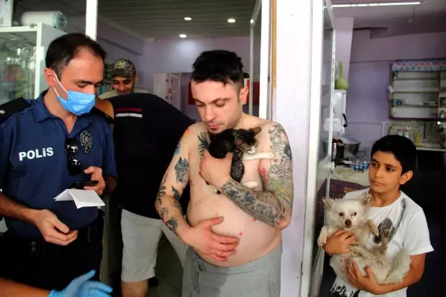 Yaşadığı ev küle döndü, yarasının acısını unutup kurtarılan kedisine sarılarak teselli buldu