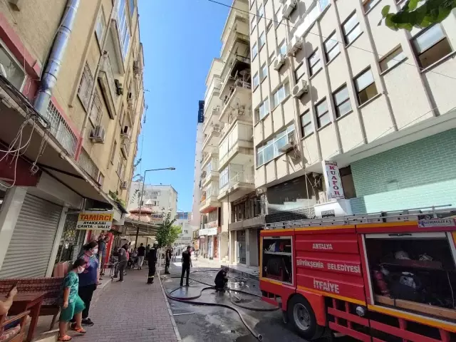Yaşadığı ev küle döndü, yarasının acısını unutup kurtarılan kedisine sarılarak teselli buldu