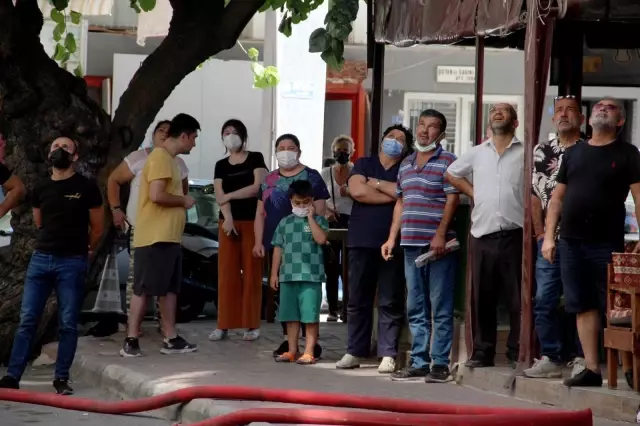 Yaşadığı ev küle döndü, yarasının acısını unutup kurtarılan kedisine sarılarak teselli buldu