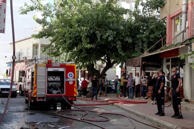 Yaşadığı ev küle döndü, yarasının acısını unutup kurtarılan kedisine sarılarak teselli buldu