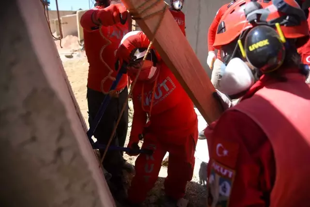 AKUT, Türkiye genelindeki deprem tatbikatlarını Alanya'da yapıyor
