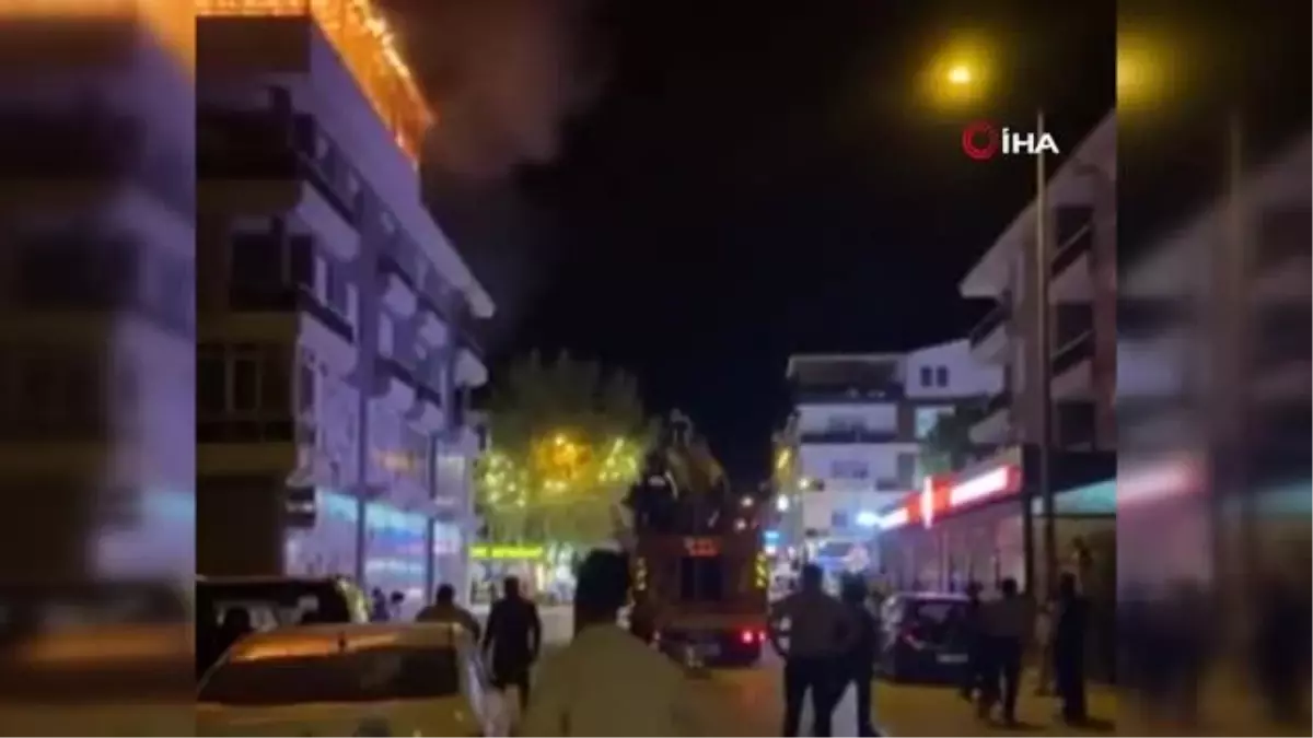 Alışveriş merkezinin çatısında yangın: Kopan parçalar sokağa düştü