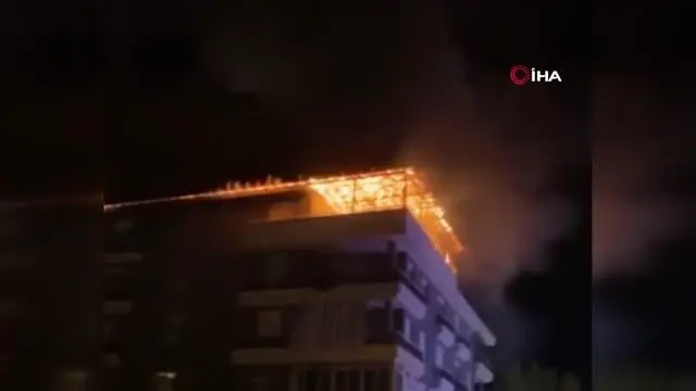 Alışveriş merkezinin çatısında yangın: Kopan parçalar sokağa düştü