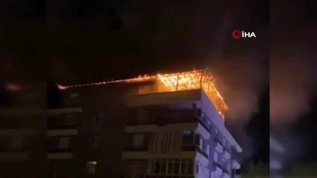 Alışveriş merkezinin çatısında yangın: Kopan parçalar sokağa düştü