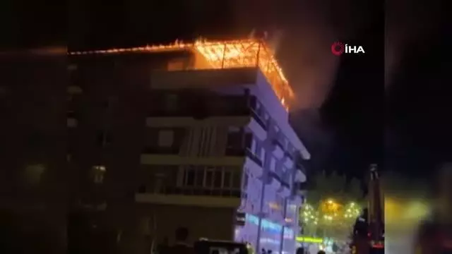 Alışveriş merkezinin çatısında yangın: Kopan parçalar sokağa düştü
