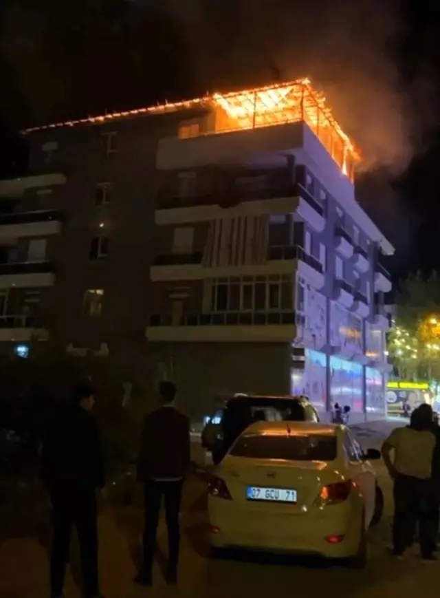 Alışveriş merkezinin çatısında yangın: Kopan parçalar sokağa düştü
