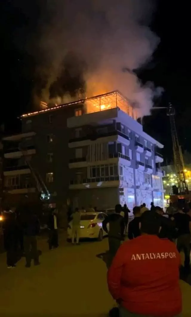 Alışveriş merkezinin çatısında yangın: Kopan parçalar sokağa düştü
