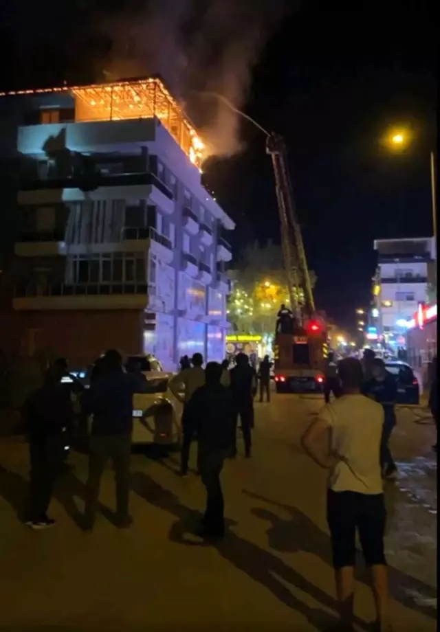 Alışveriş merkezinin çatısında yangın: Kopan parçalar sokağa düştü