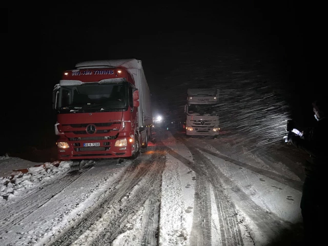 Kar ve tipi beklenenden erken geldi! Ardahan'da ulaşım kilitlendi, araçlar devrildi