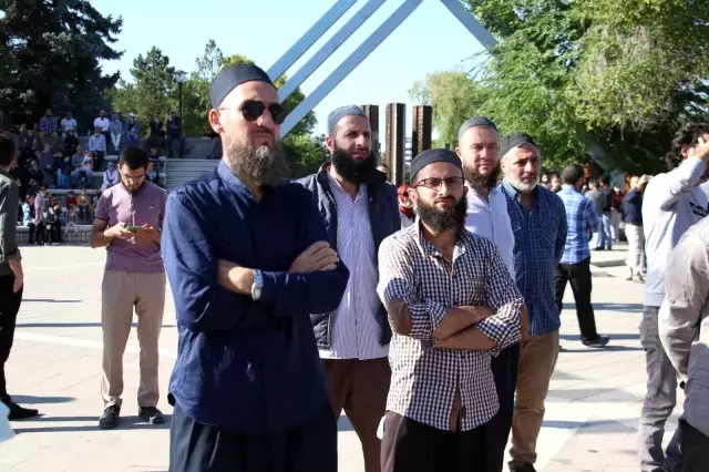 Aşı karşıtlarının mitinginde maske ve sosyal mesafe kuralları hiçe sayıldı