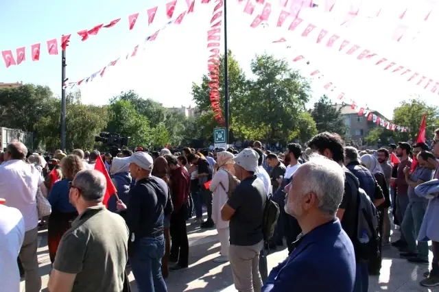 Aşı karşıtlarının mitinginde maske ve sosyal mesafe kuralları hiçe sayıldı