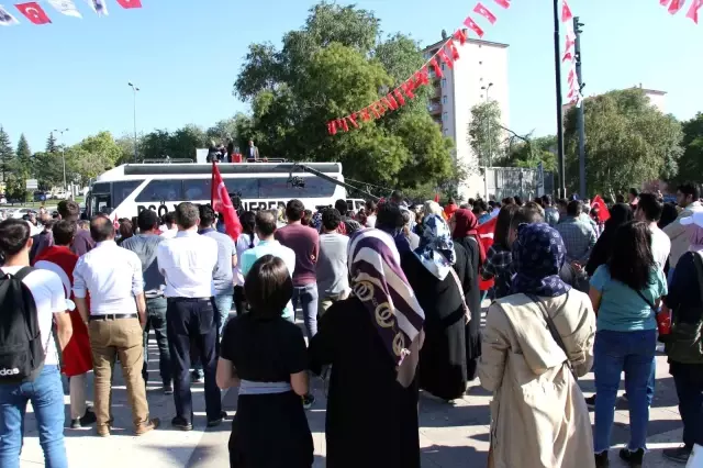 Aşı karşıtlarının mitinginde maske ve sosyal mesafe kuralları hiçe sayıldı