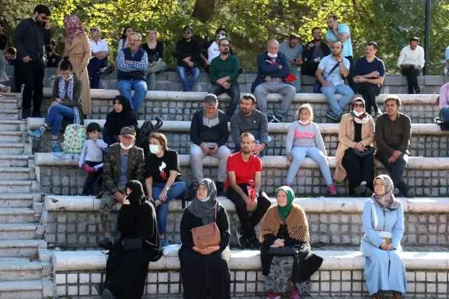 Aşı karşıtlarının mitinginde maske ve sosyal mesafe kuralları hiçe sayıldı
