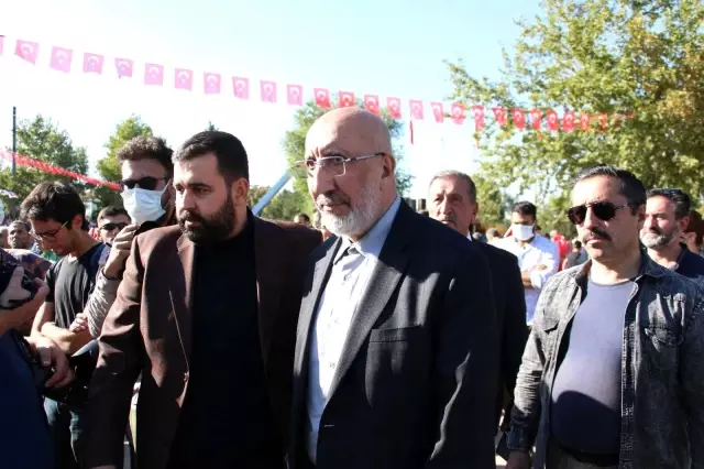 Aşı karşıtlarının mitinginde maske ve sosyal mesafe kuralları hiçe sayıldı