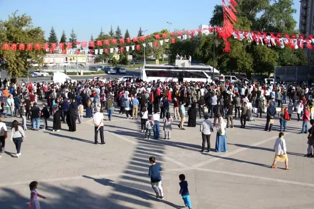 Aşı karşıtlarının mitinginde maske ve sosyal mesafe kuralları hiçe sayıldı