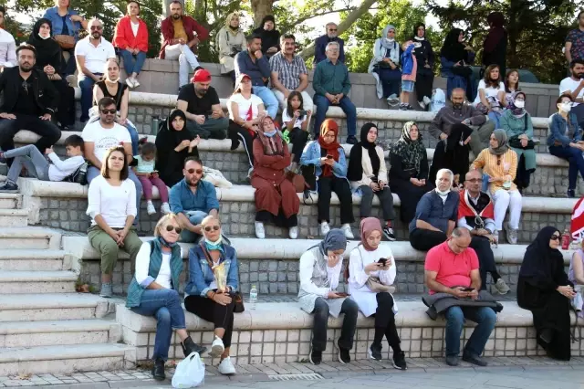 Aşı karşıtlarının mitinginde maske ve sosyal mesafe kuralları hiçe sayıldı