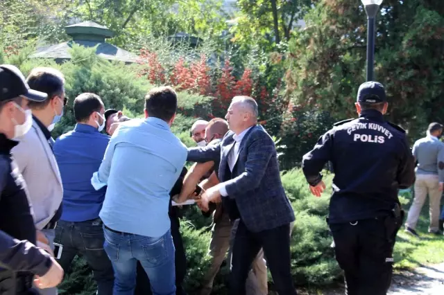 Aşı karşıtlarının mitinginde maske ve sosyal mesafe kuralları hiçe sayıldı