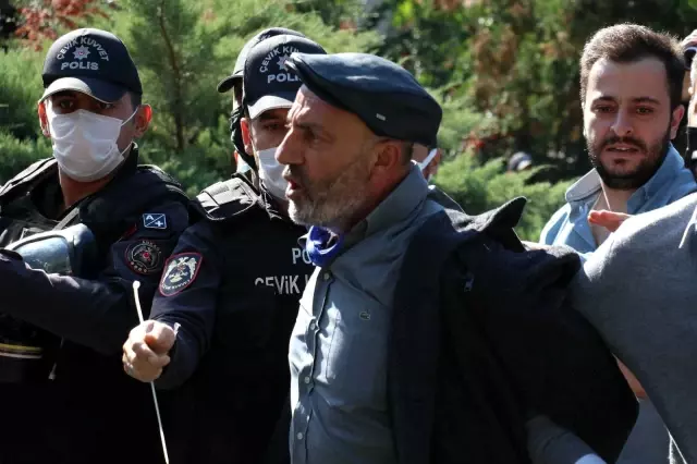 Aşı karşıtlarının mitinginde maske ve sosyal mesafe kuralları hiçe sayıldı