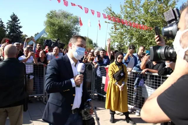 Aşı karşıtlarının mitinginde maske ve sosyal mesafe kuralları hiçe sayıldı