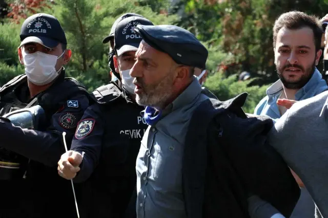 Aşı karşıtlarının mitinginde polise yumruk atan kişi gözaltına alındı