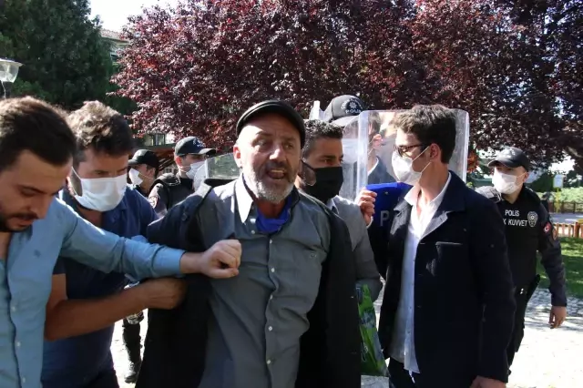 Aşı karşıtlarının mitinginde polise yumruk atan kişi gözaltına alındı