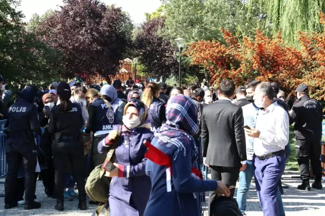 Aşı karşıtlarının mitinginde polise yumruk atan kişi gözaltına alındı