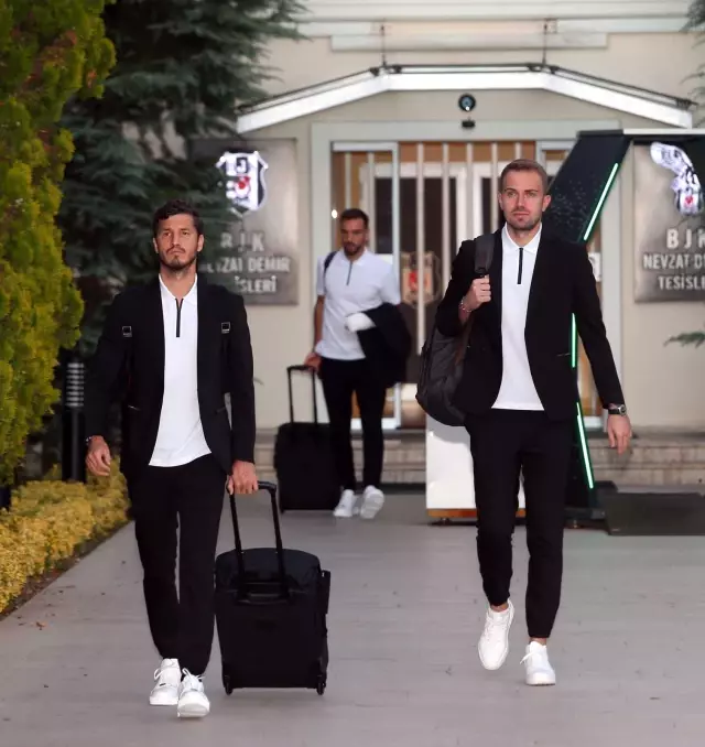 Beşiktaş, Ajax ile oynayacağı karşılaşma için Hollanda'ya gitti