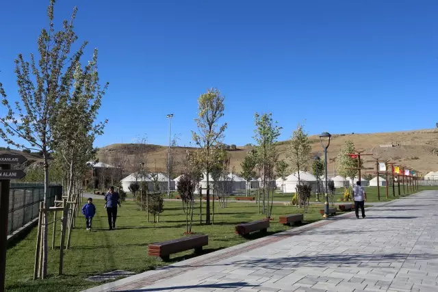 İçinde han otağı bulunan millet bahçesi yoğun ilgi görüyor