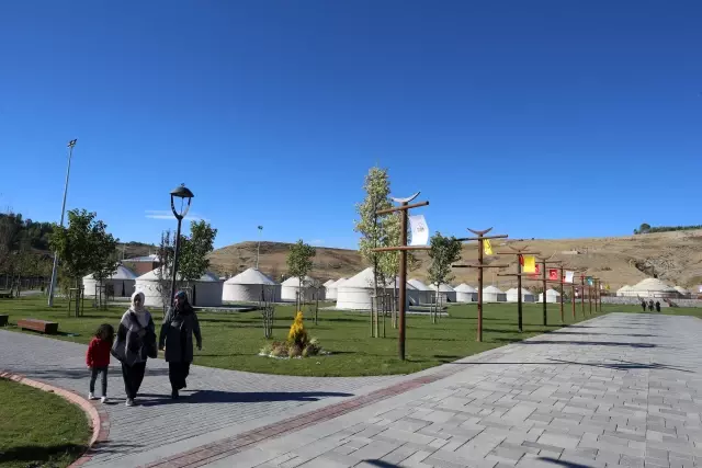 İçinde han otağı bulunan millet bahçesi yoğun ilgi görüyor