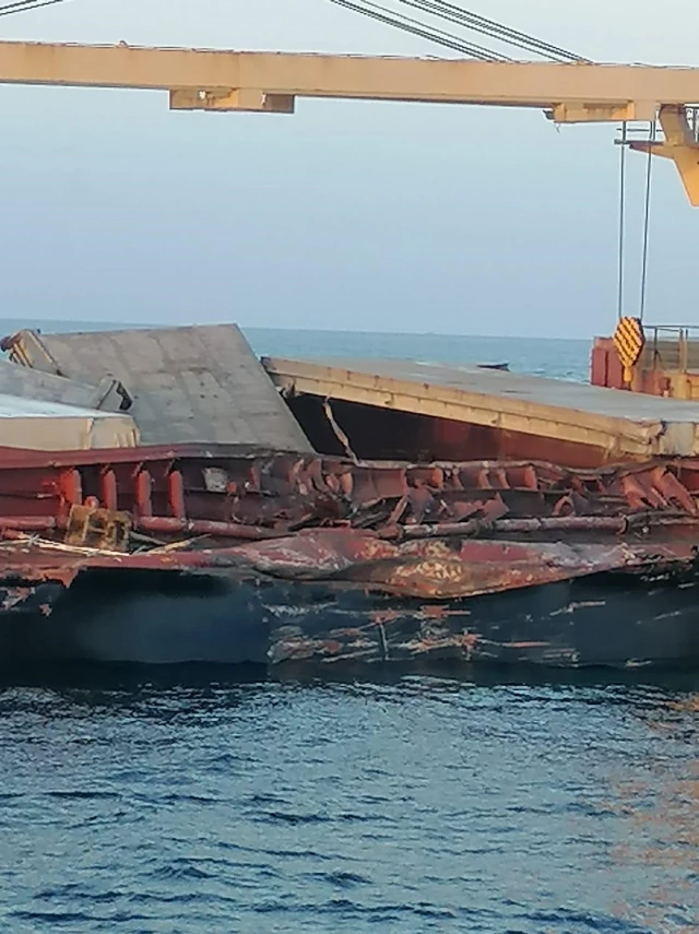 Çanakkale açıklarındaki kazada hasar gören yük gemisi İzmir'e götürüldü