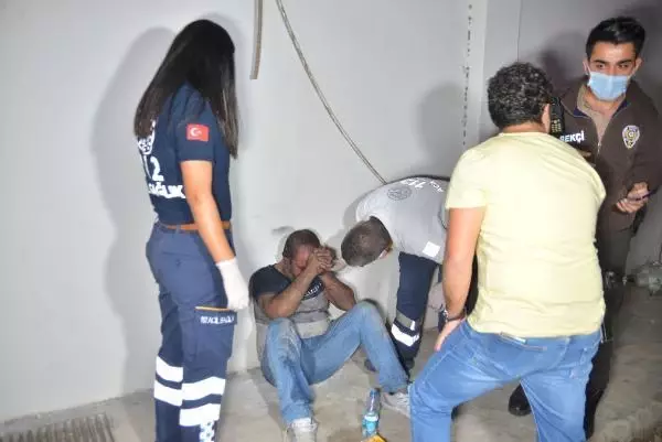 ADANA-EVİN İÇİNDE YANMAKTAN MAHALLE BEKÇİLERİ KURTARDI