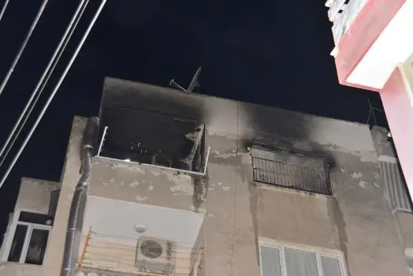ADANA-EVİN İÇİNDE YANMAKTAN MAHALLE BEKÇİLERİ KURTARDI