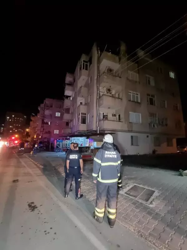 ADANA-EVİN İÇİNDE YANMAKTAN MAHALLE BEKÇİLERİ KURTARDI