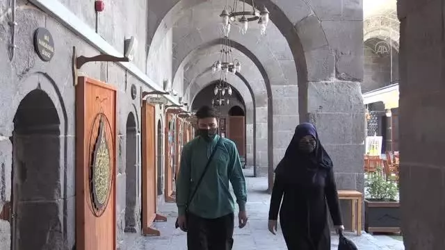 Fedakar çift, Mahperi Hunat Hatun Türbesi'nin bakımını yapıyor