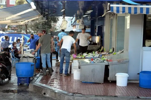 Fırtına sonrası Mudanya sahili doldu taştı