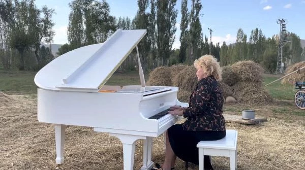 Gülsin Onay'dan harmanda piyano resitali