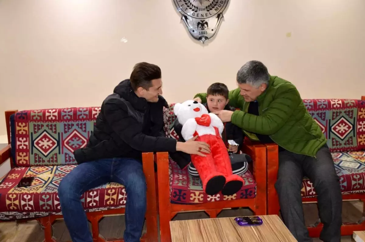 Kaybolan down sendromlu çocuk apartmanda bulundu, yakınları gözyaşlarına boğuldu