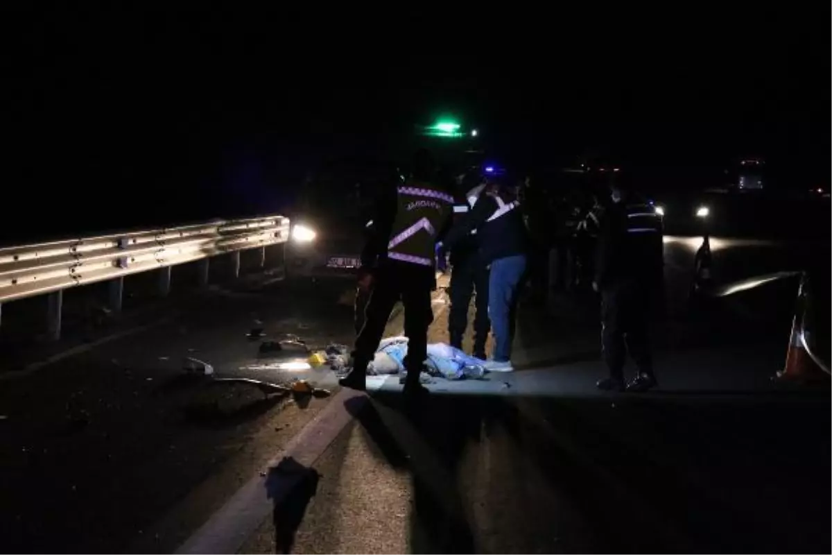 Son dakika haberi... LASTİK DEĞİŞTİRİRKEN KAMYONET ÇARPTI 1 ÖLÜ, 2 YARALI