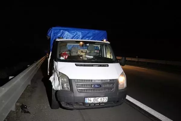 Son dakika haberi... LASTİK DEĞİŞTİRİRKEN KAMYONET ÇARPTI 1 ÖLÜ, 2 YARALI